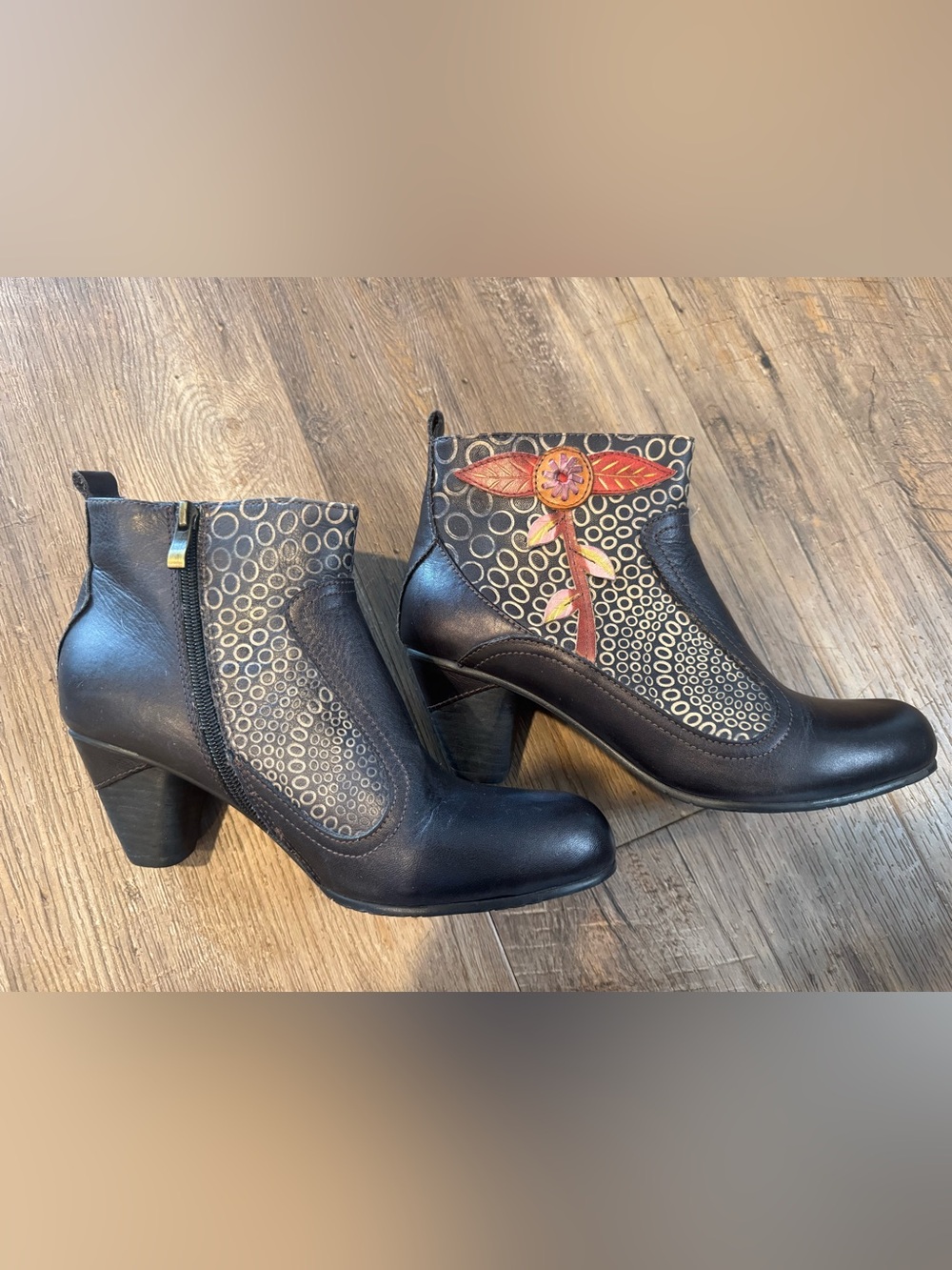 Spring Step L'Artiste Parfum Black Leather Flower Applique Booties Size 9  EU40